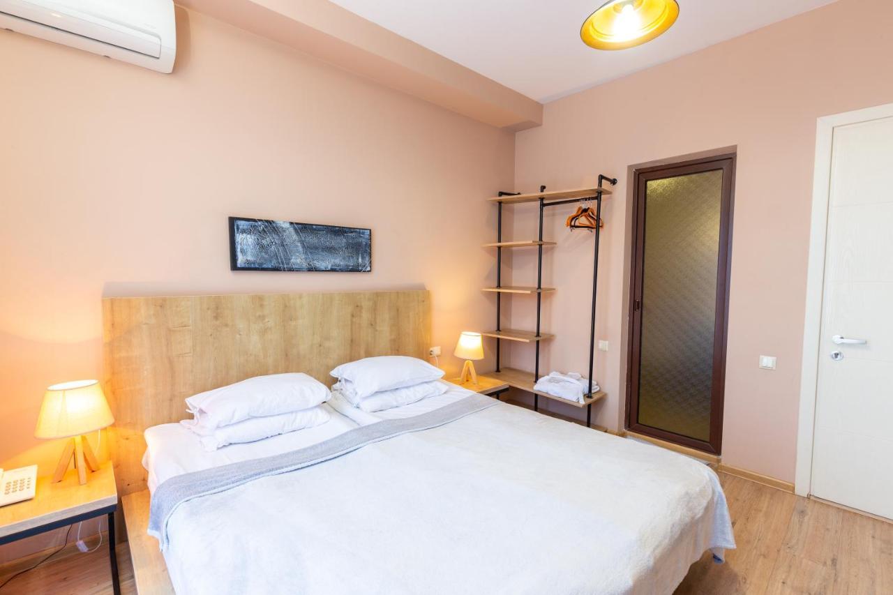 Hotel N16 Batoemi Buitenkant foto