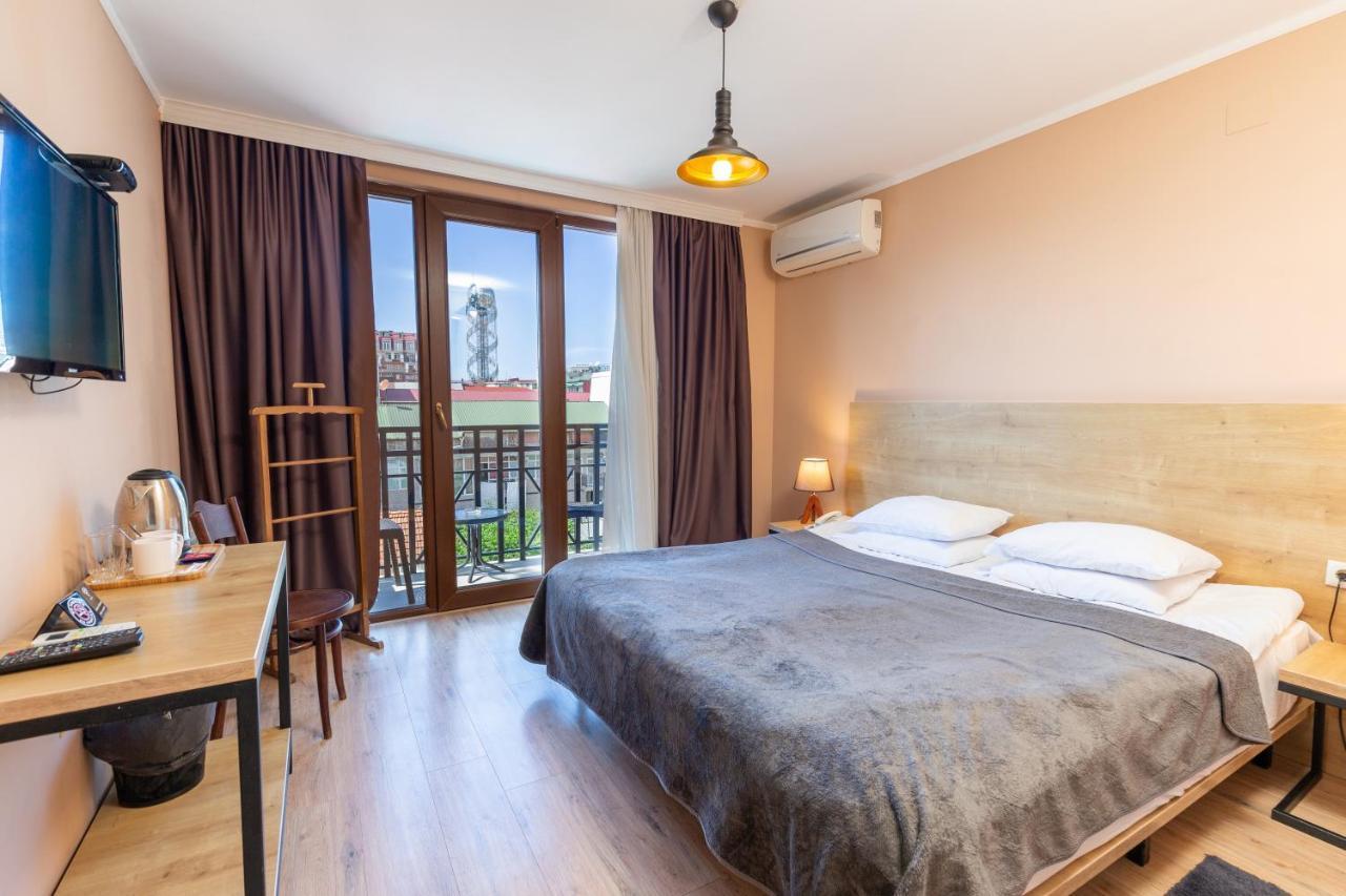 Hotel N16 Batoemi Buitenkant foto