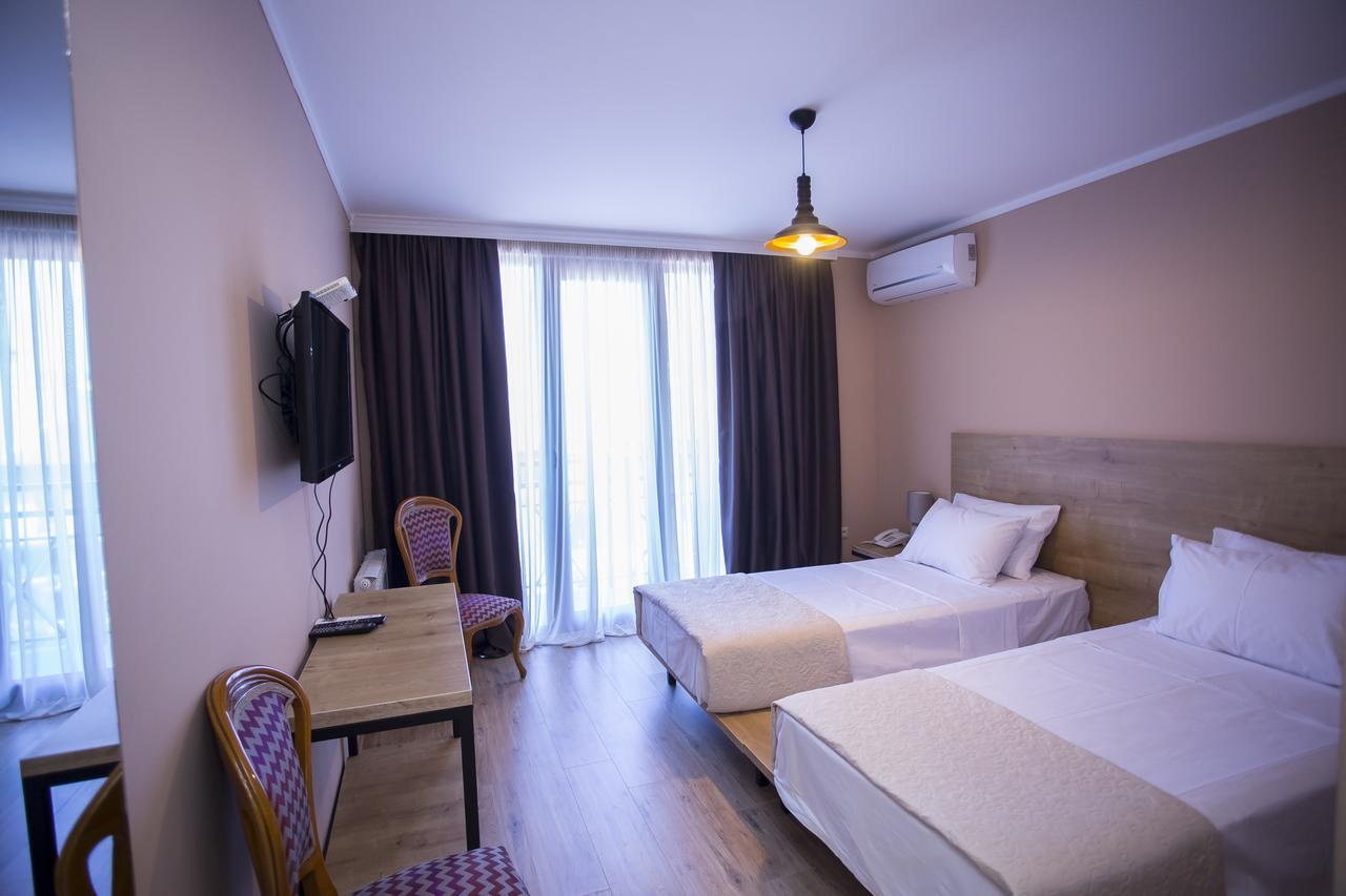 Hotel N16 Batoemi Buitenkant foto